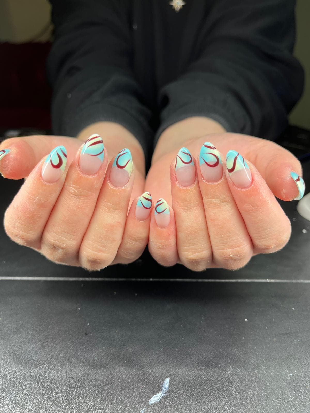 Nail art bleu turquoise abstrait