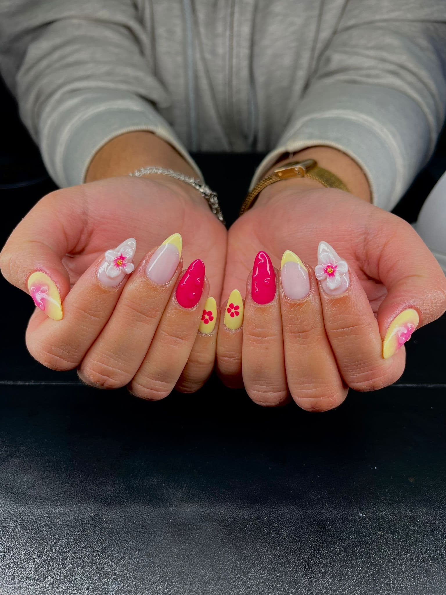Nail art rose jaune avec fleurs 3D