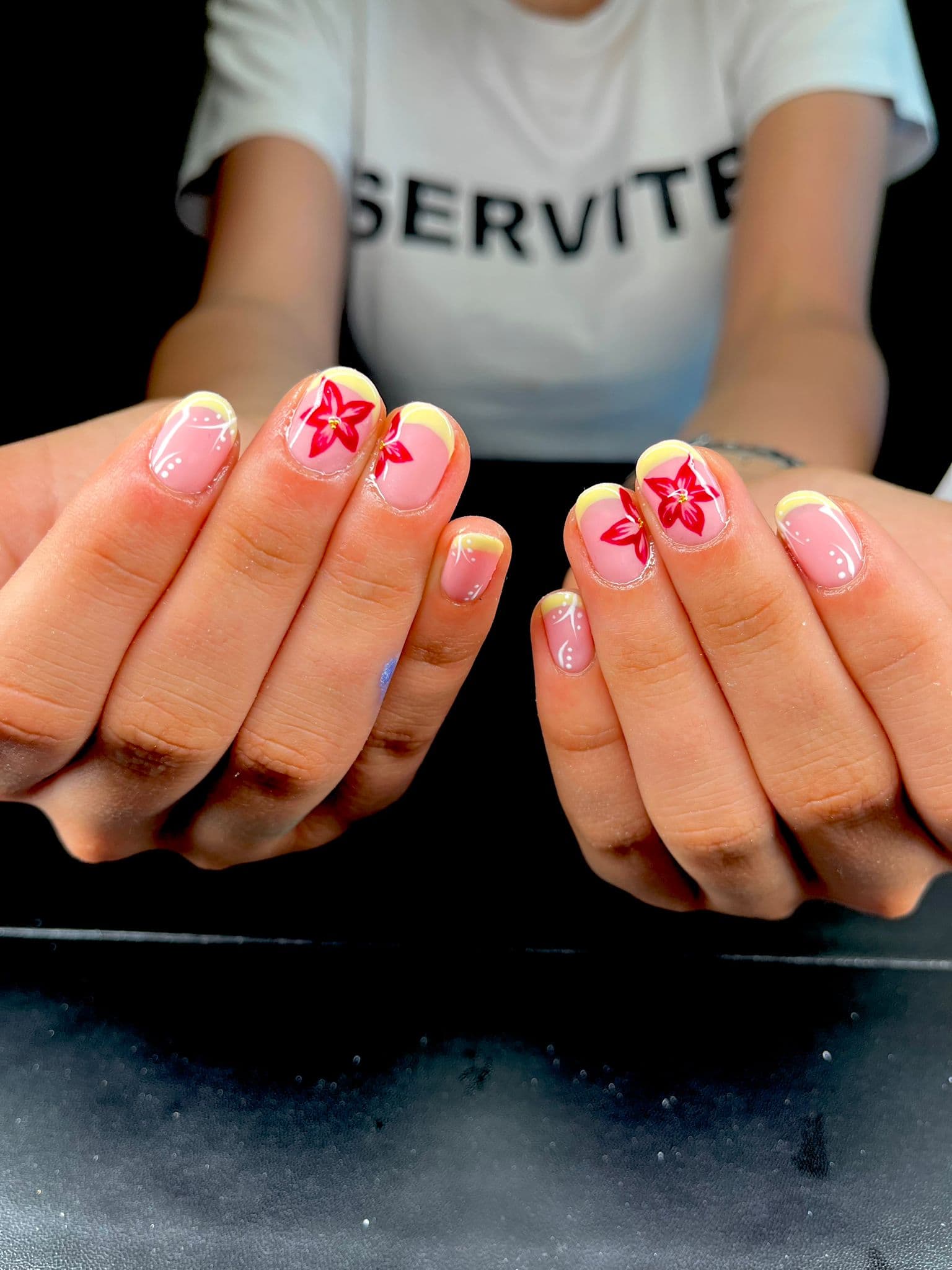 French rose jaune avec fleurs rouges