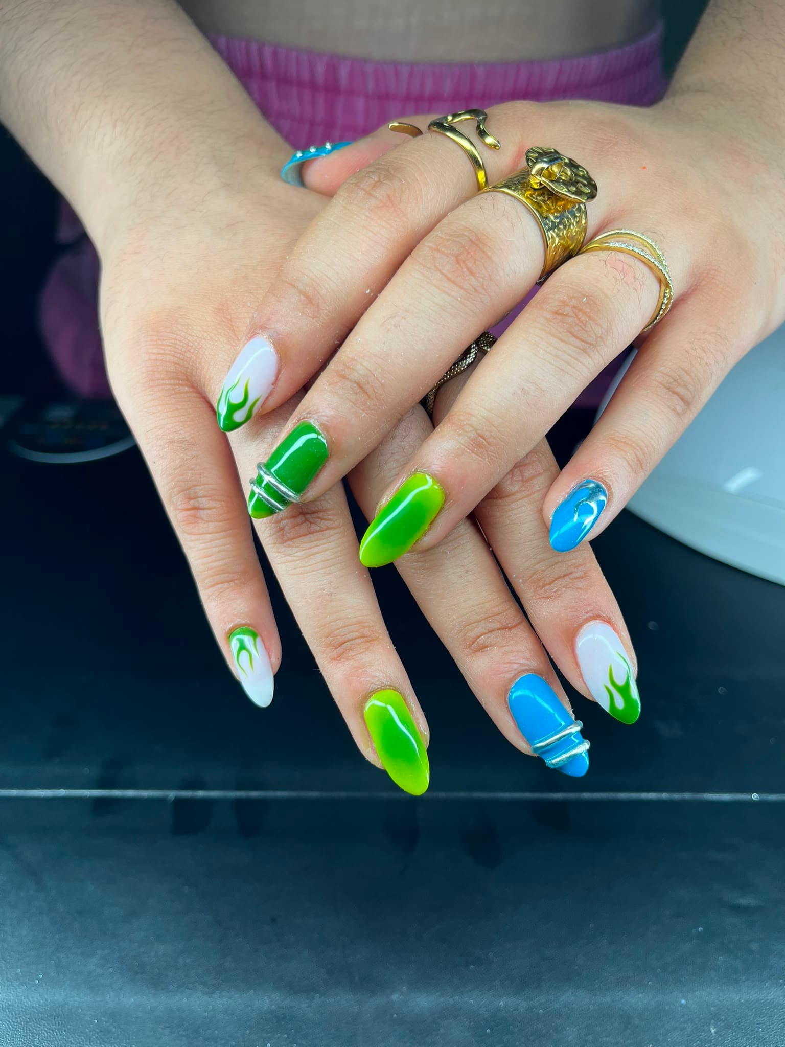 Nail art flammes vertes néon et bleu électrique