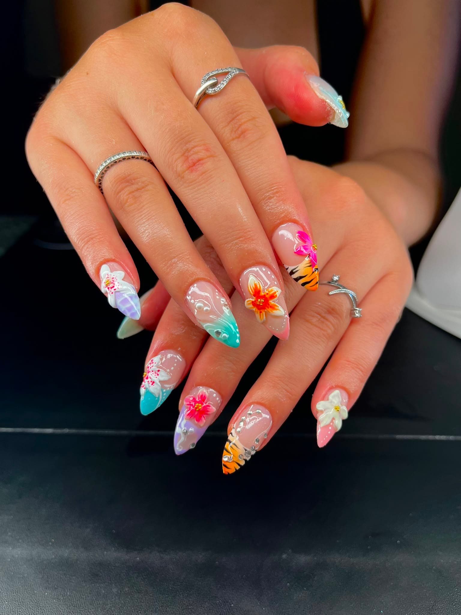 Nail art fleurs 3D tropicales sur ongles amande