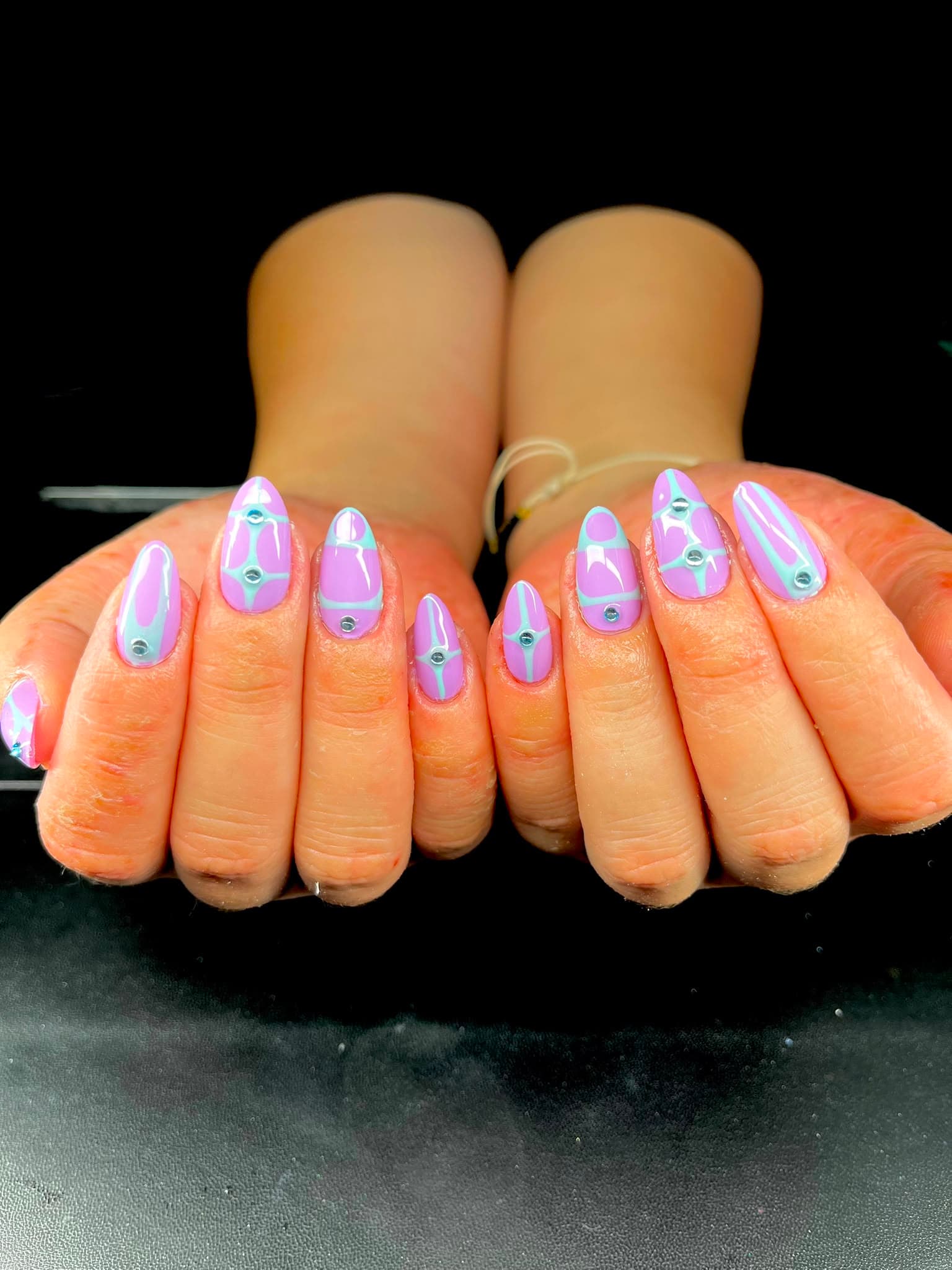 Nail art lilas et menthe géométrique avec strass