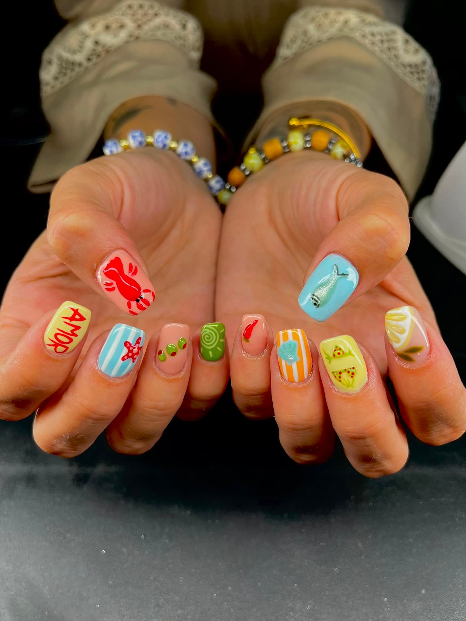 Nail art estival crabe, citron et étoile de mer