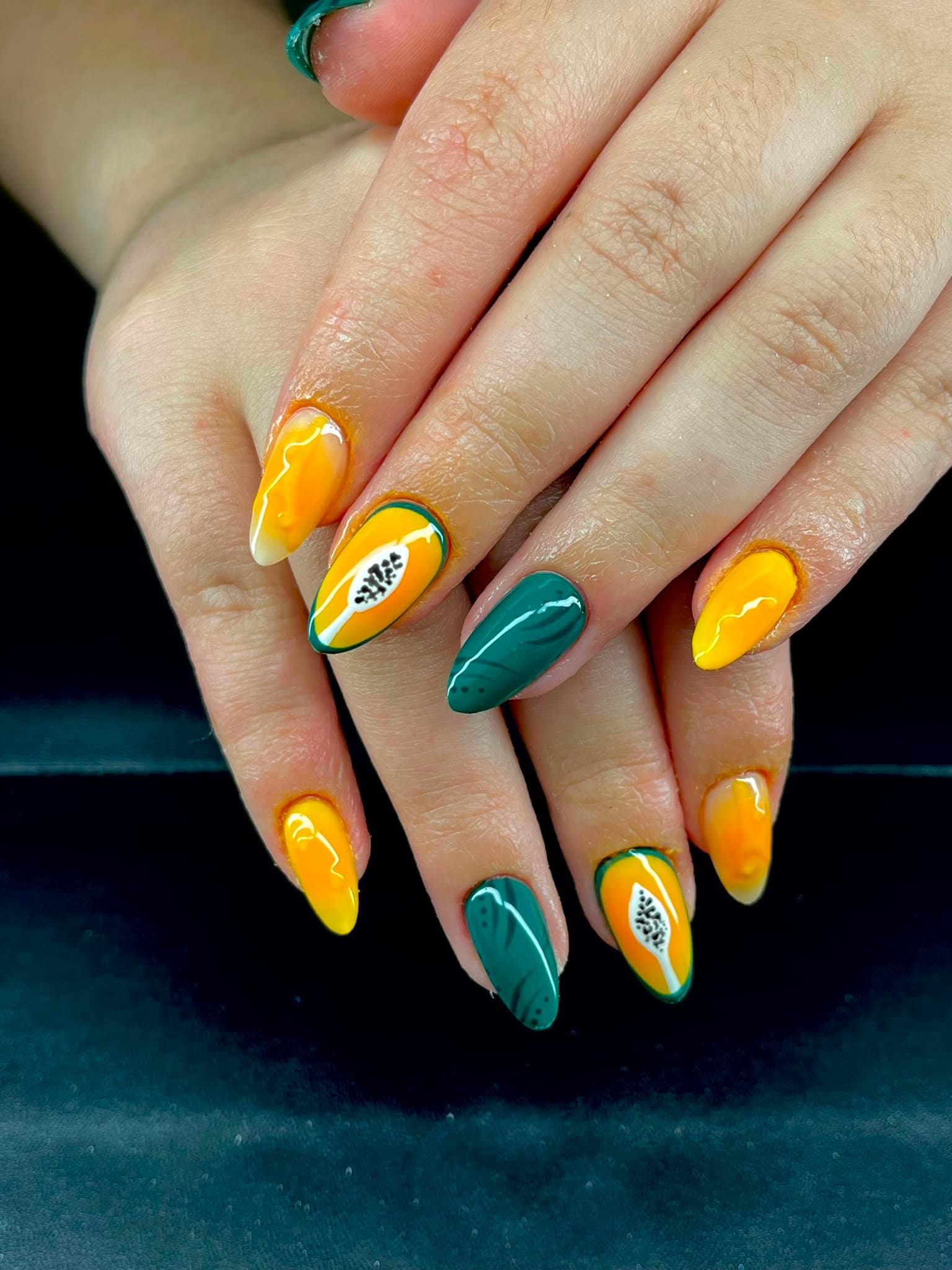 Nail art papaye jaune et vert tropical